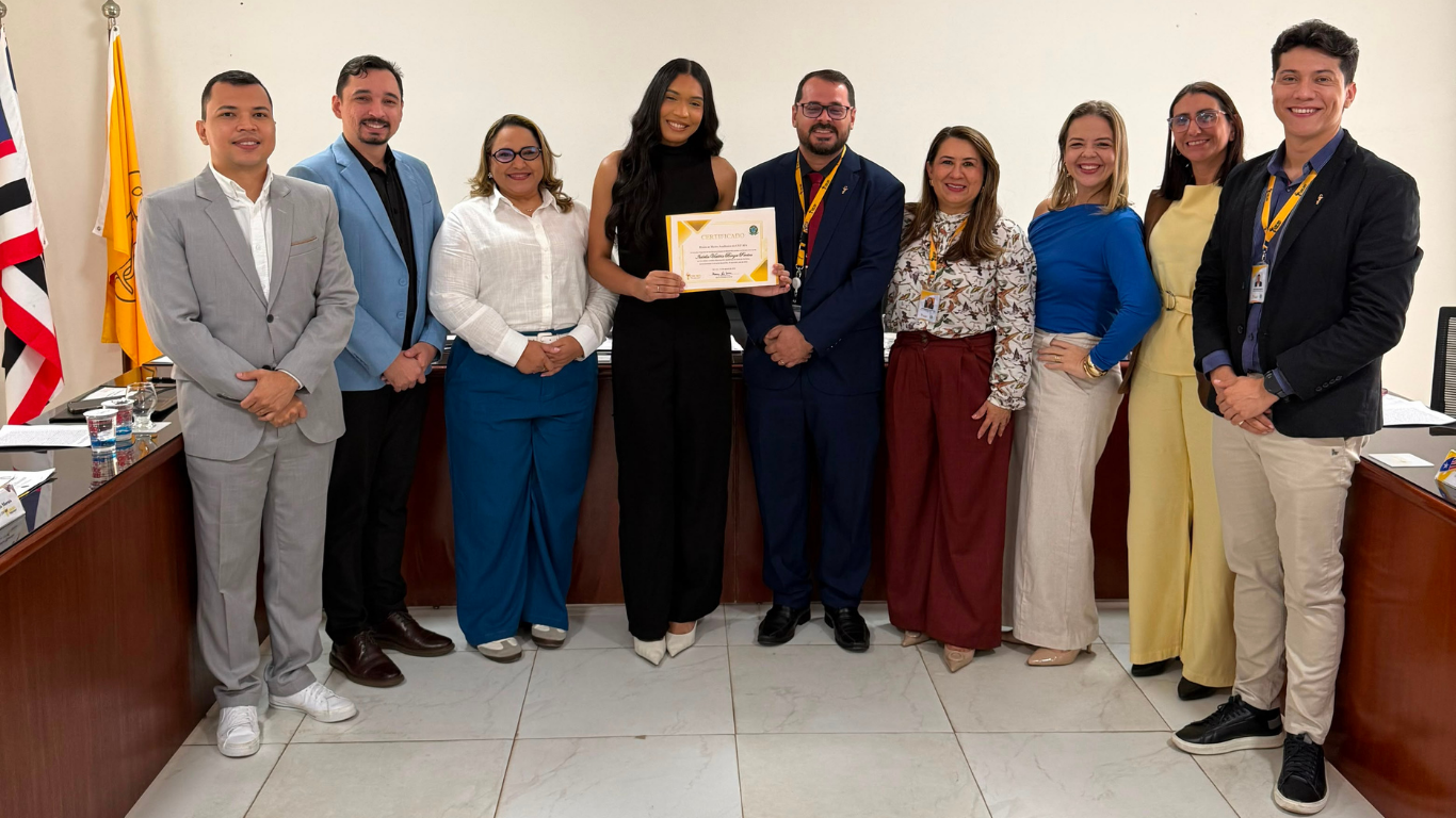 Farmacêutica recebe certificado de Honra ao Mérito Acadêmico