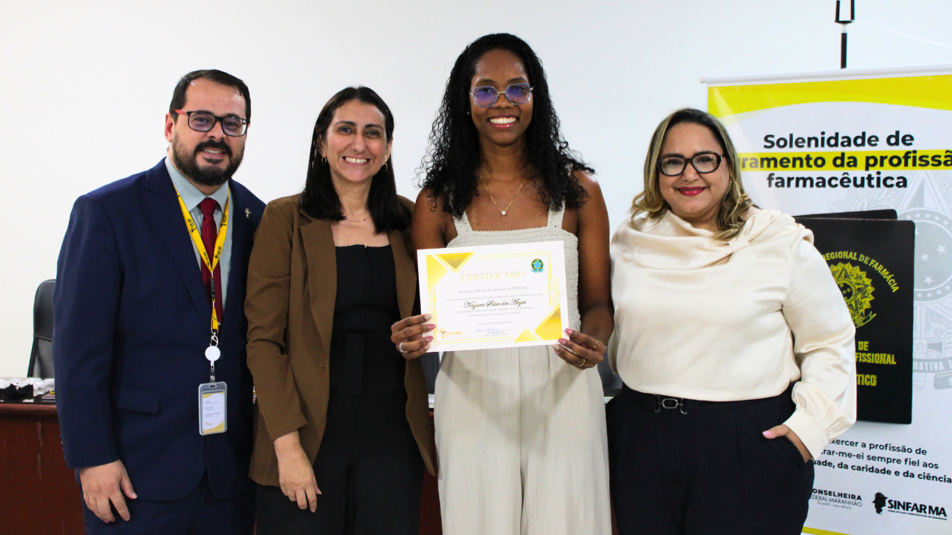 Farmacêutica recebe certificado de Honra ao Mérito Acadêmico