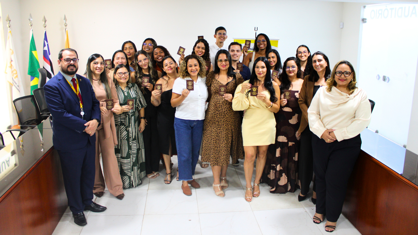 CRF-MA entrega carteiras profissionais a farmacêuticos maranhenses